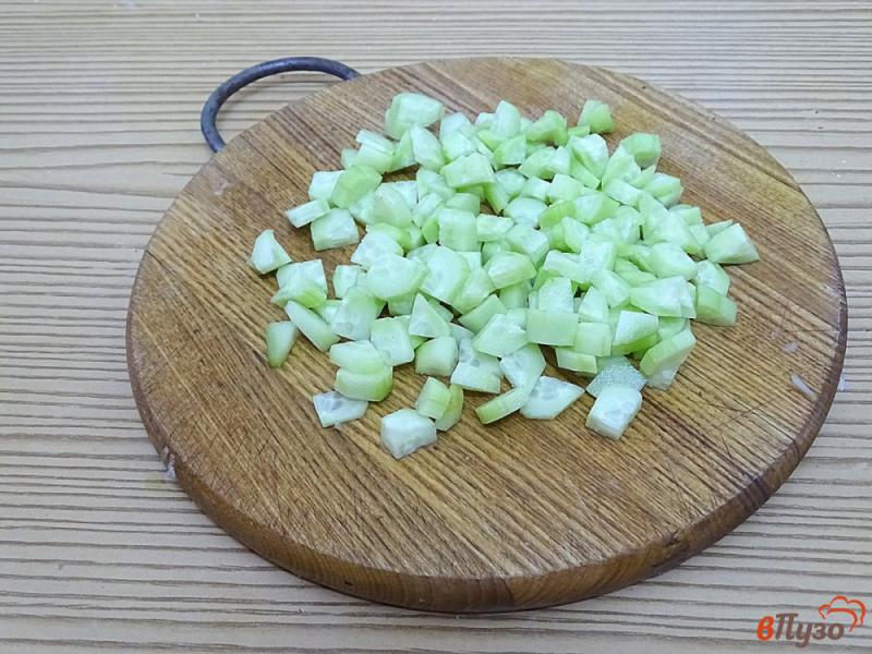 Фото приготовление рецепта: Луковый салат с яблоком и огурцом шаг №3