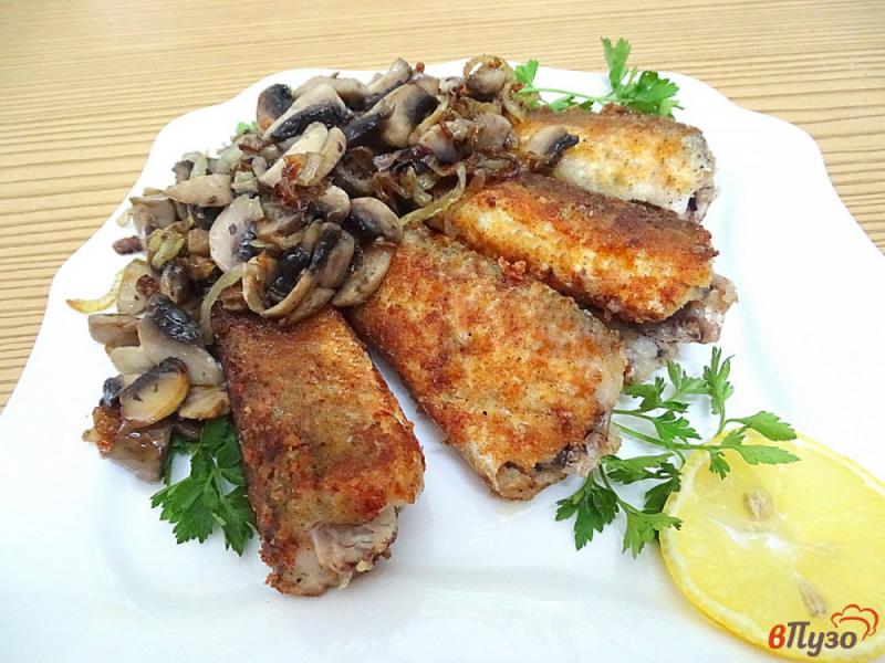 Фото приготовление рецепта: Рыба жареная с грибами шаг №8