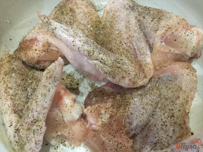 Фото приготовление рецепта: Куриные крылья в маринаде в мультиварке шаг №4