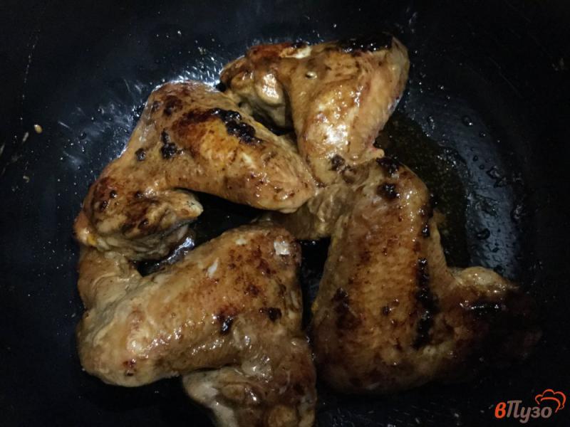 Фото приготовление рецепта: Куриные крылья в маринаде в мультиварке шаг №7