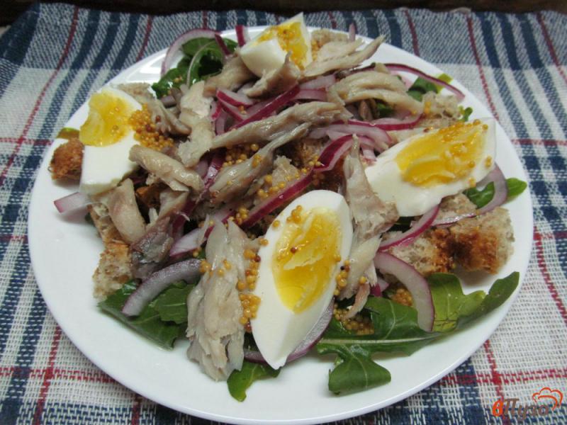 Фото приготовление рецепта: Салат с копченой скумбрией шаг №6