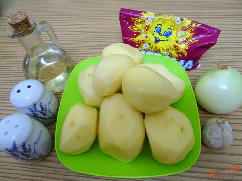 Фото приготовление рецепта: Картофель жареный с чесноком и сметаной шаг №1