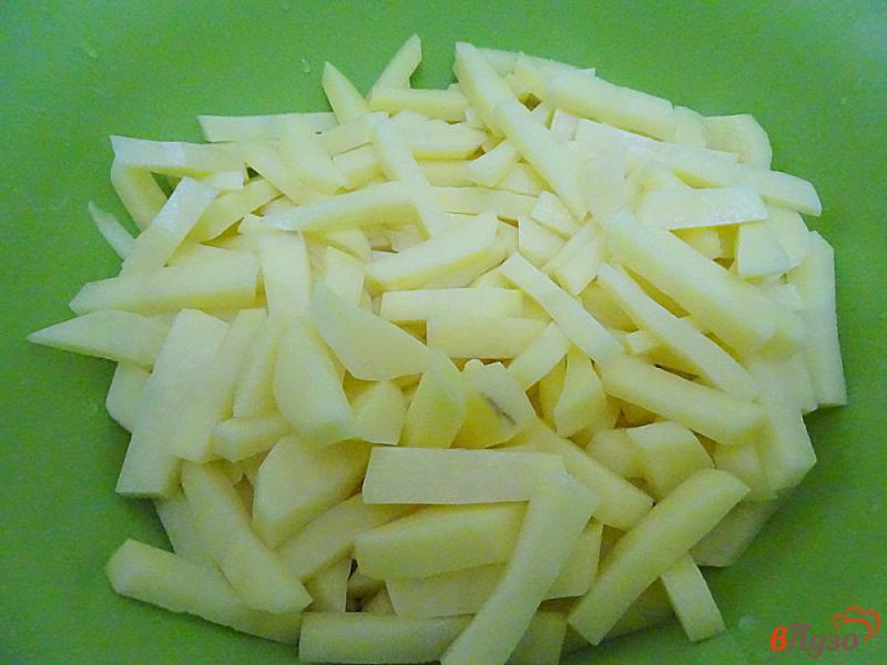 Фото приготовление рецепта: Картофель жареный с чесноком и сметаной шаг №2