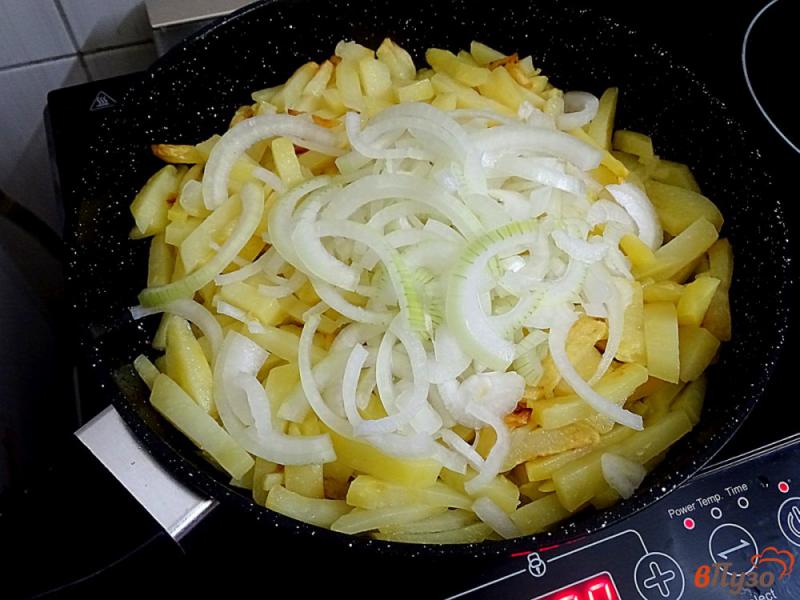 Фото приготовление рецепта: Картофель жареный с чесноком и сметаной шаг №4