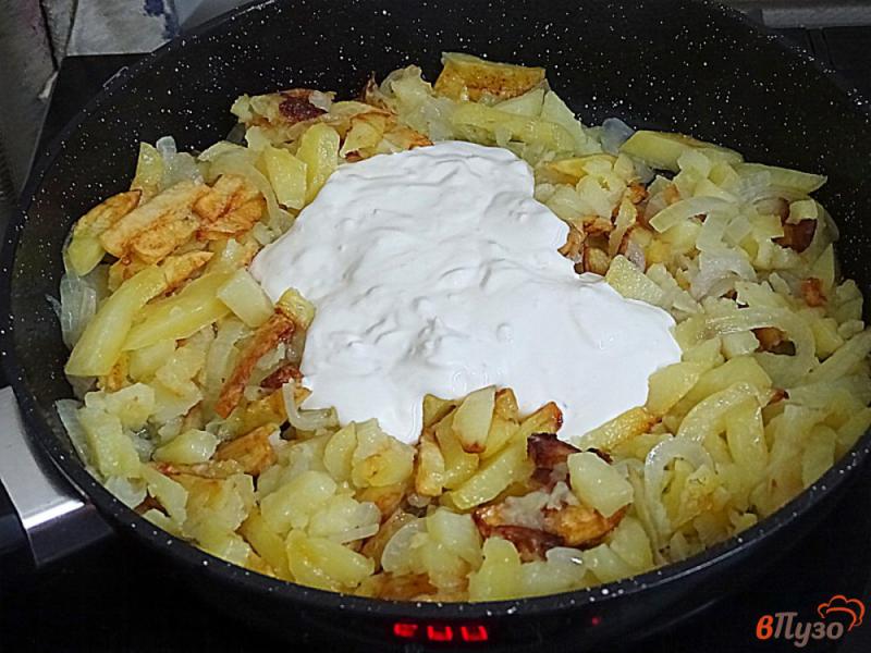 Фото приготовление рецепта: Картофель жареный с чесноком и сметаной шаг №6