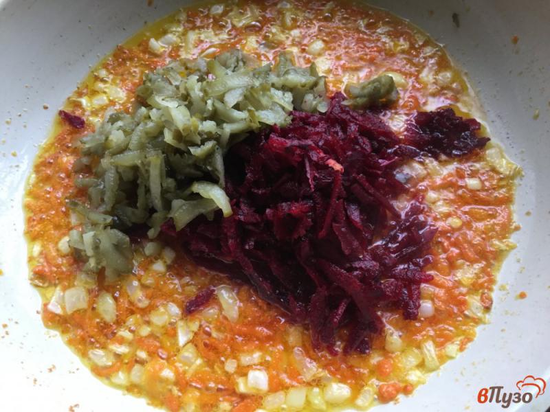 Фото приготовление рецепта: Свекольный суп с солеными огурцами шаг №6