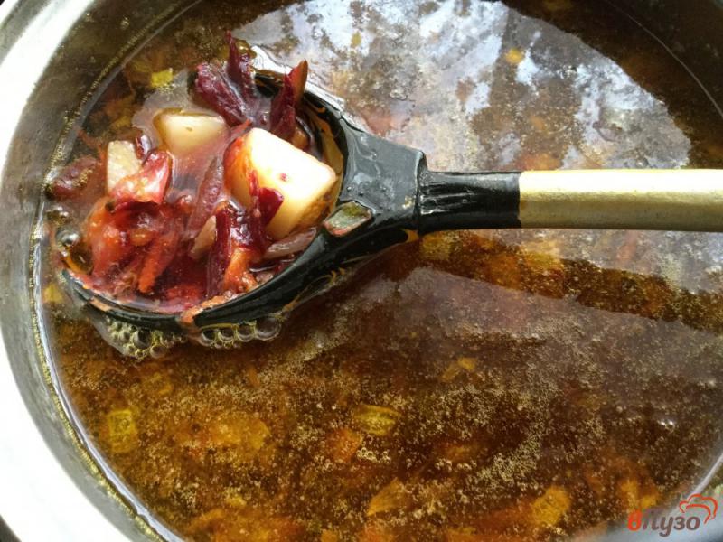 Фото приготовление рецепта: Свекольный суп с солеными огурцами шаг №7