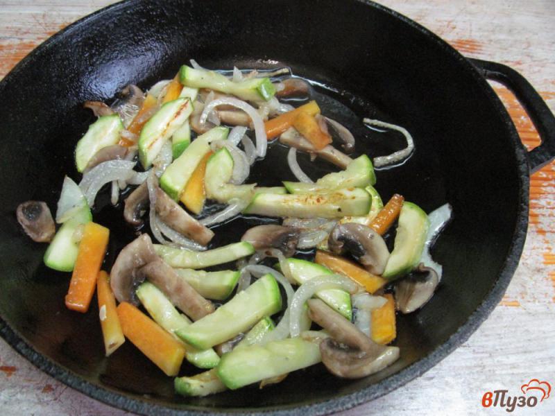 Фото приготовление рецепта: Куриное филе с кабачком и морковью шаг №4
