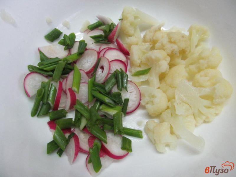 Фото приготовление рецепта: Салат из редиса с цветной капустой шаг №3