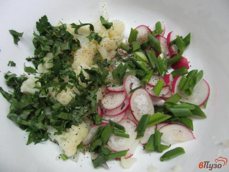 Фото приготовление рецепта: Салат из редиса с цветной капустой шаг №4
