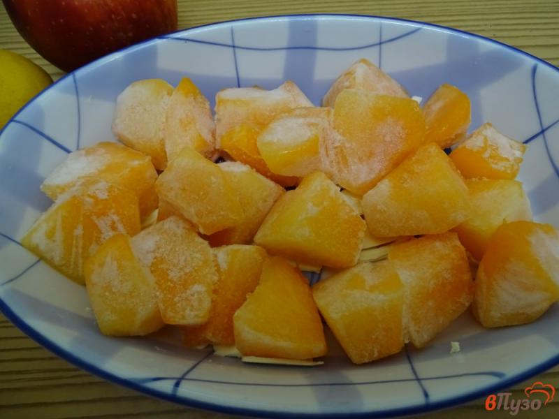 Фото приготовление рецепта: Десерт из тыквы и яблок в микроволновке шаг №2