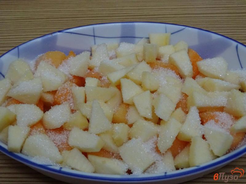Фото приготовление рецепта: Десерт из тыквы и яблок в микроволновке шаг №4