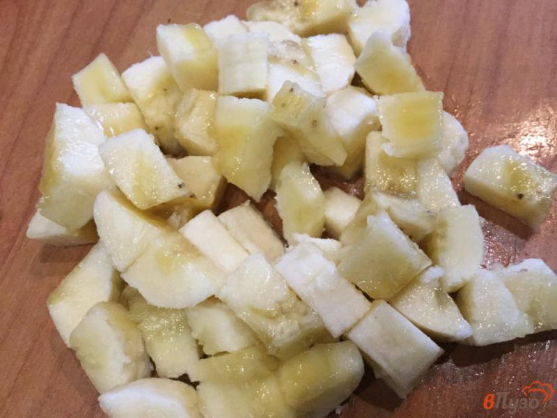 Фото приготовление рецепта: Салат из банана, фейхоа и винограда шаг №3