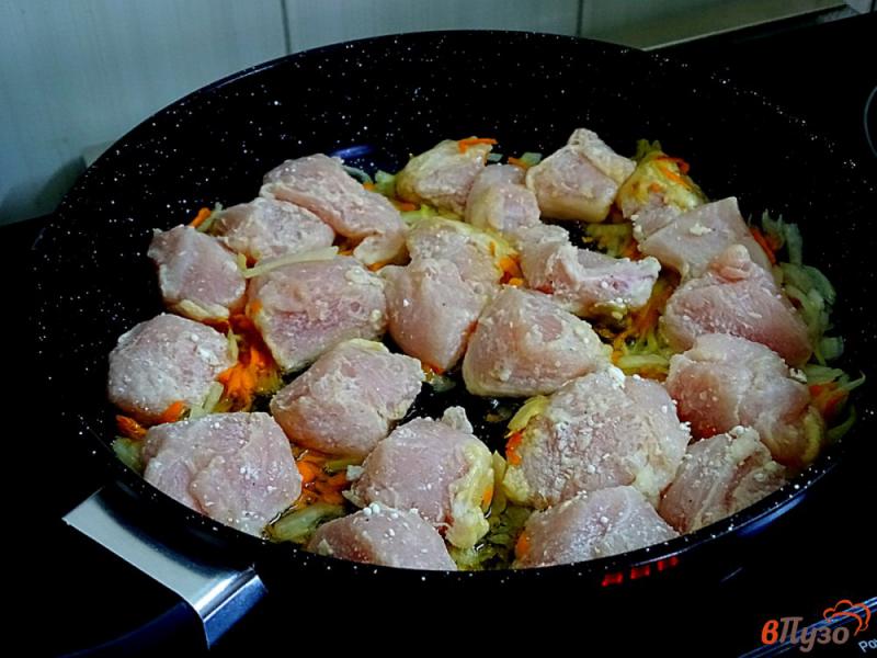 Фото приготовление рецепта: Подлива из куриного филе со сметаной шаг №6