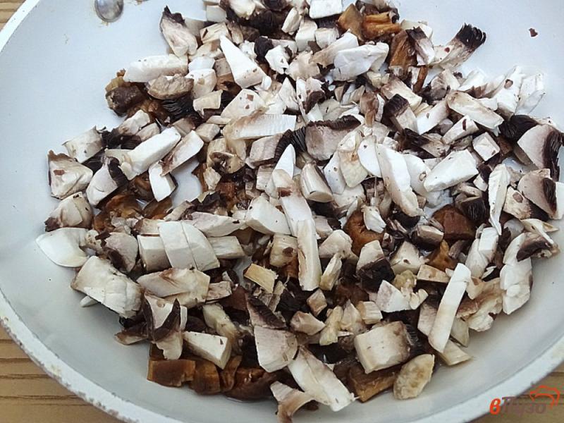 Фото приготовление рецепта: Оладьи из кабачков с грибами шаг №2