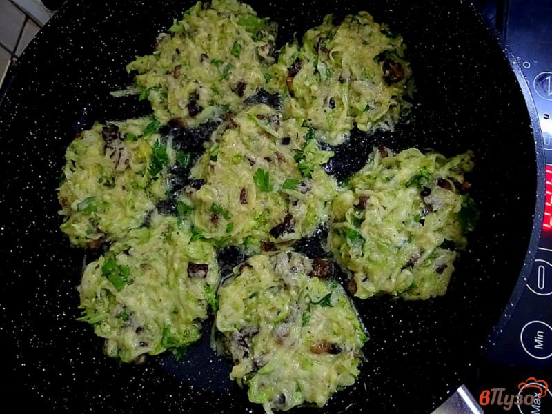 Фото приготовление рецепта: Оладьи из кабачков с грибами шаг №6
