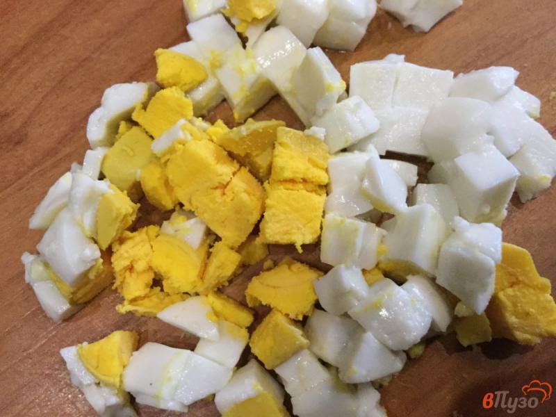 Фото приготовление рецепта: Салат из сыра, яиц и квашеной капусты шаг №2