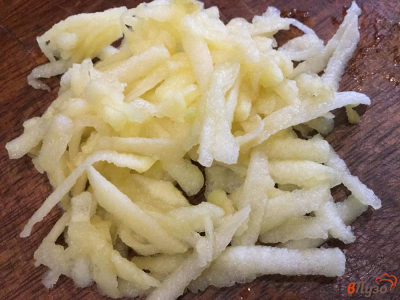 Фото приготовление рецепта: Салат из сыра, яиц и квашеной капусты шаг №4