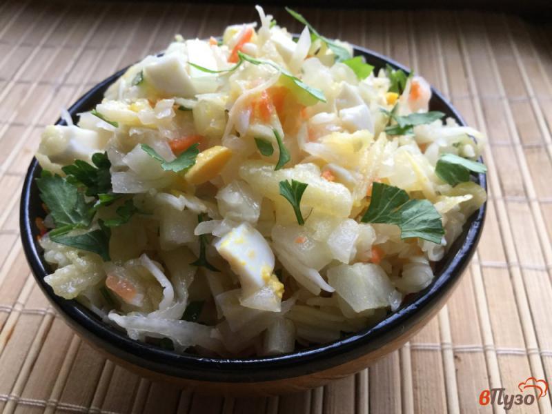 Фото приготовление рецепта: Салат из сыра, яиц и квашеной капусты шаг №7