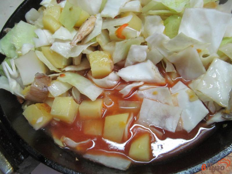 Фото приготовление рецепта: Тушеная картошка с грибами и капустой шаг №3