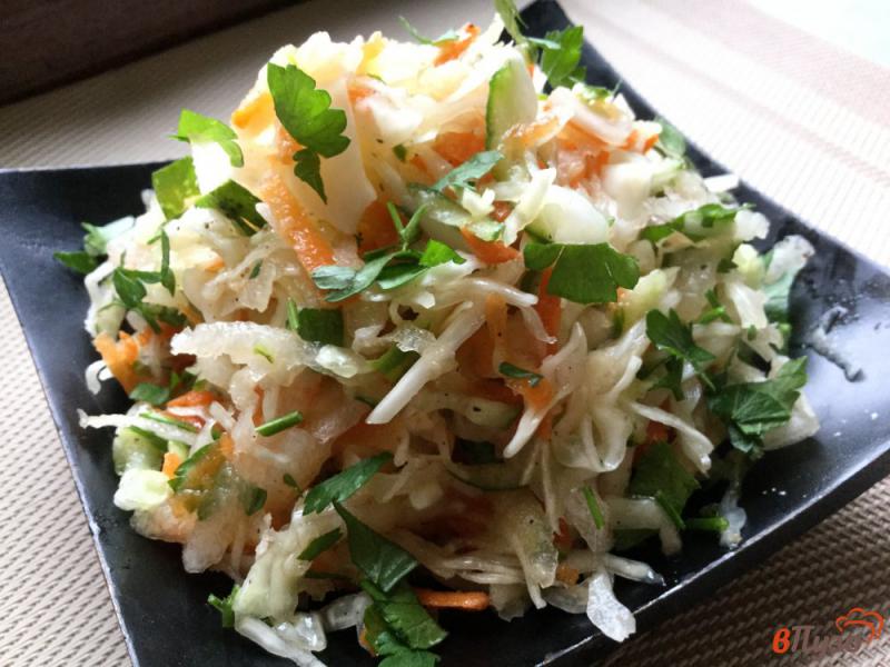 Фото приготовление рецепта: Капустный салат с редькой, морковью и огурцами. шаг №7