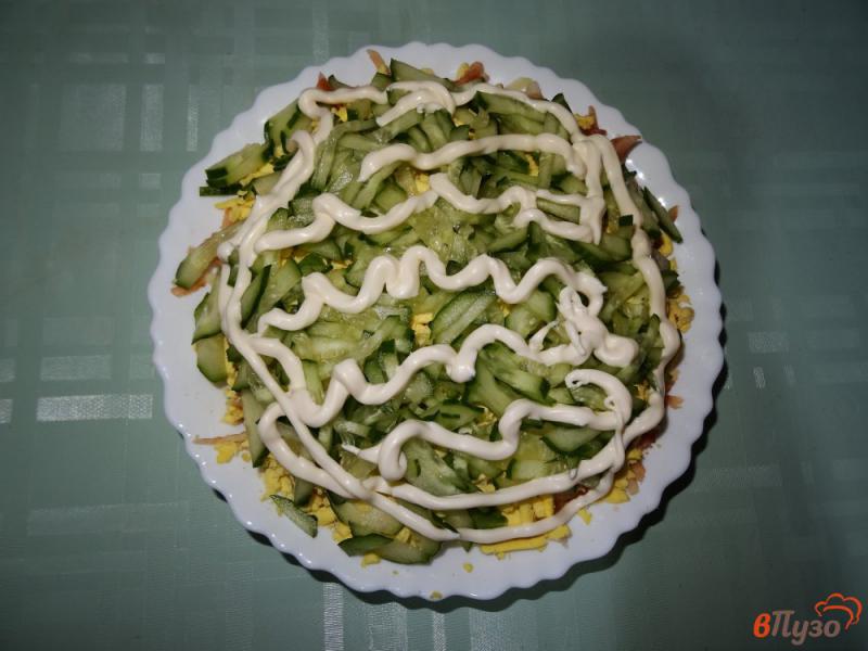 Фото приготовление рецепта: Слоеный салат с тунцом шаг №10
