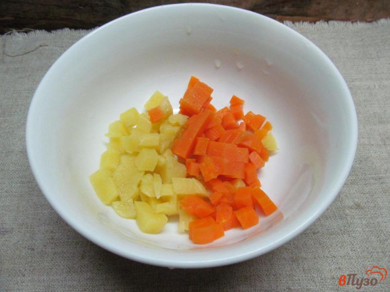 Фото приготовление рецепта: Овощной салат с килькой шаг №1