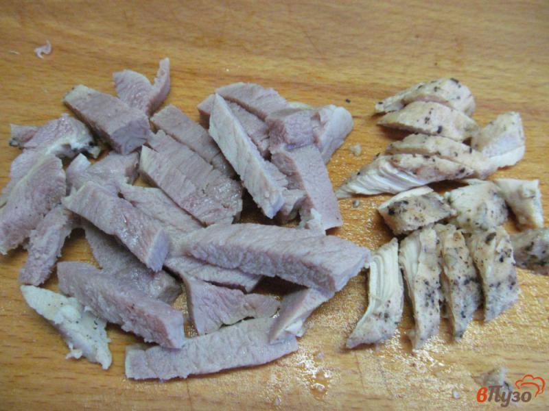 Фото приготовление рецепта: Салат с курицей свининой и огурцом шаг №1