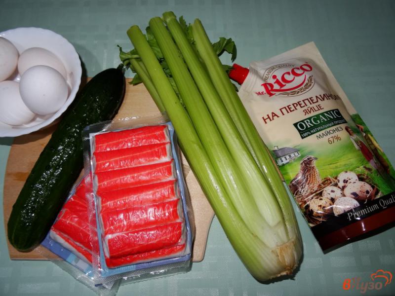 Фото приготовление рецепта: Салат из крабовых палочек с овощами и яйцами шаг №1