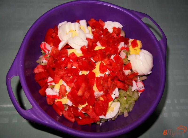 Фото приготовление рецепта: Салат из крабовых палочек с овощами и яйцами шаг №7
