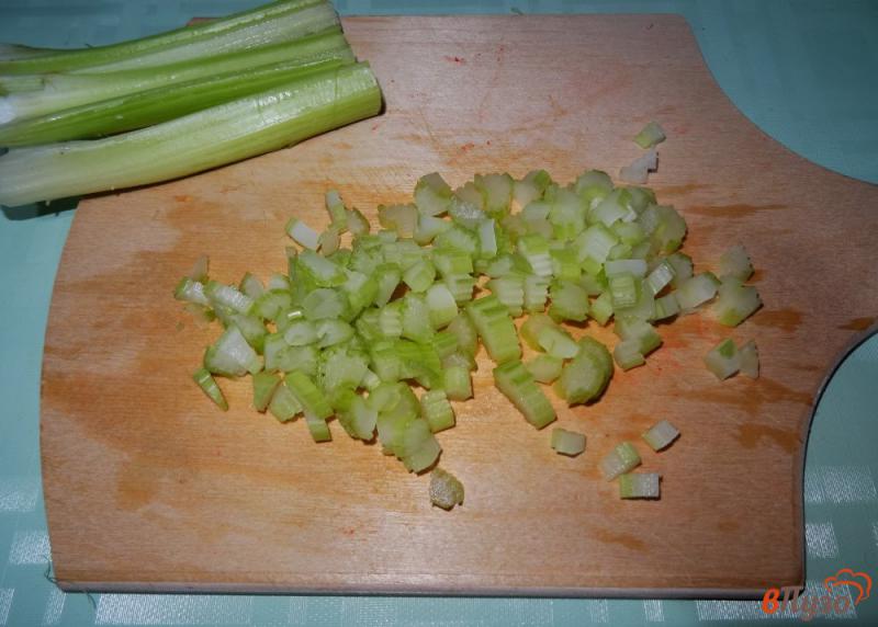 Фото приготовление рецепта: Салат из крабовых палочек с овощами и яйцами шаг №4