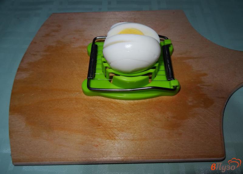 Фото приготовление рецепта: Салат из крабовых палочек с овощами и яйцами шаг №6