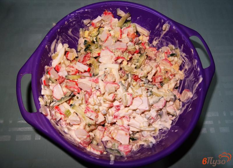 Фото приготовление рецепта: Салат из крабовых палочек с овощами и яйцами шаг №8