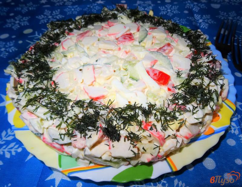 Фото приготовление рецепта: Салат из крабовых палочек с овощами и яйцами шаг №10
