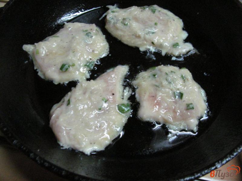 Фото приготовление рецепта: Куриные отбивные в картофельном кляре шаг №5