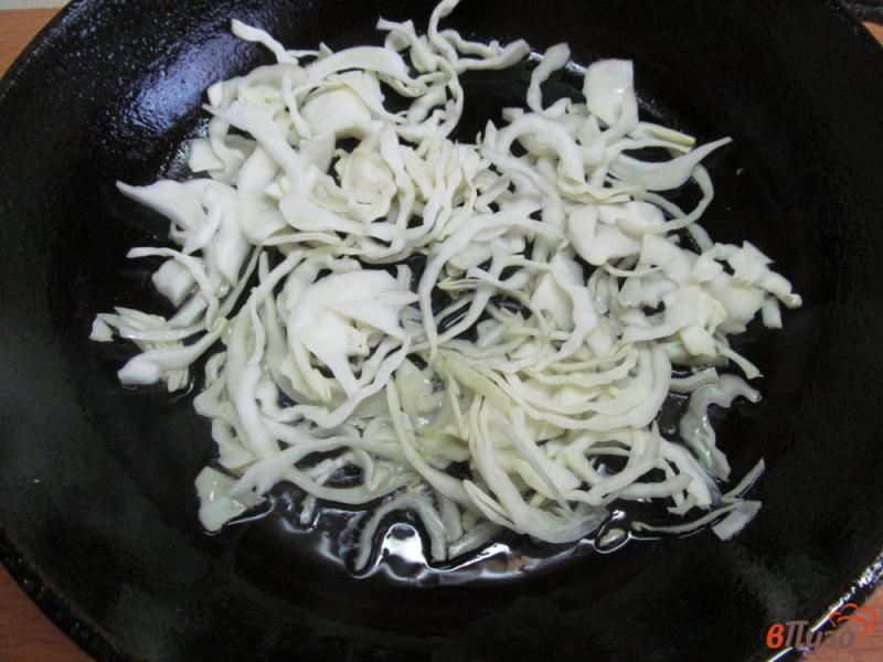Фото приготовление рецепта: Постный салат с грибами и капустой шаг №3