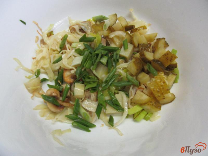 Фото приготовление рецепта: Постный салат с грибами и капустой шаг №5