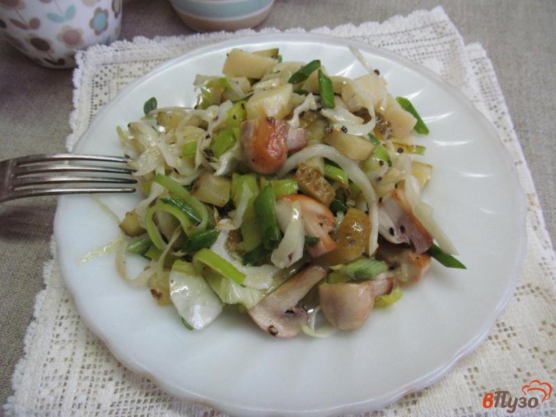 Фото приготовление рецепта: Постный салат с грибами и капустой шаг №6