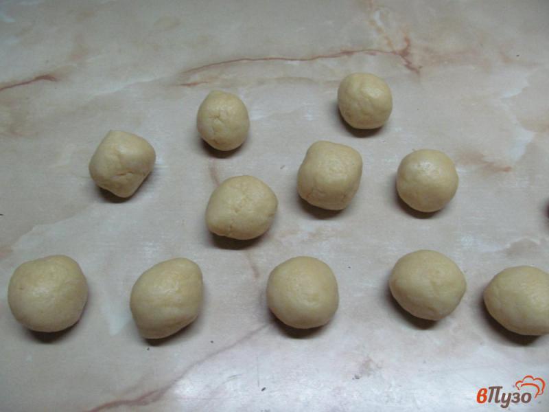 Фото приготовление рецепта: Печенье с малиновым джемом и специями шаг №3
