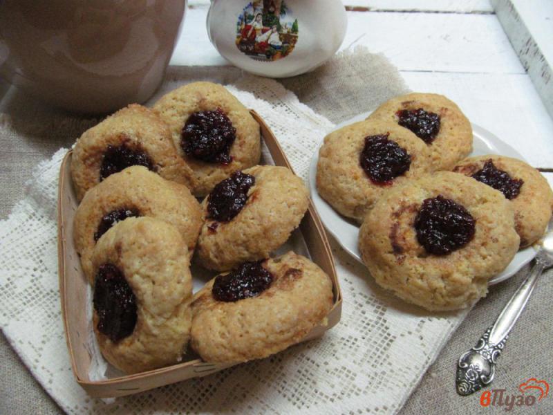 Фото приготовление рецепта: Печенье с малиновым джемом и специями шаг №7