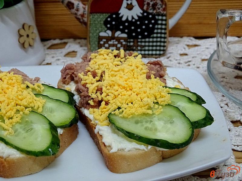 Фото приготовление рецепта: Бутерброды с консервированным тунцом, яйцом и огурцом шаг №10