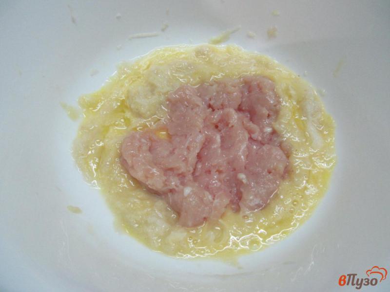 Фото приготовление рецепта: Картофельно-куриные оладьи с сыром шаг №2