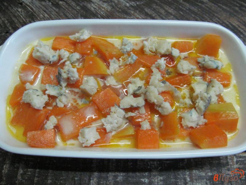Фото приготовление рецепта: Запеченная тыква с яйцом и сыром шаг №4