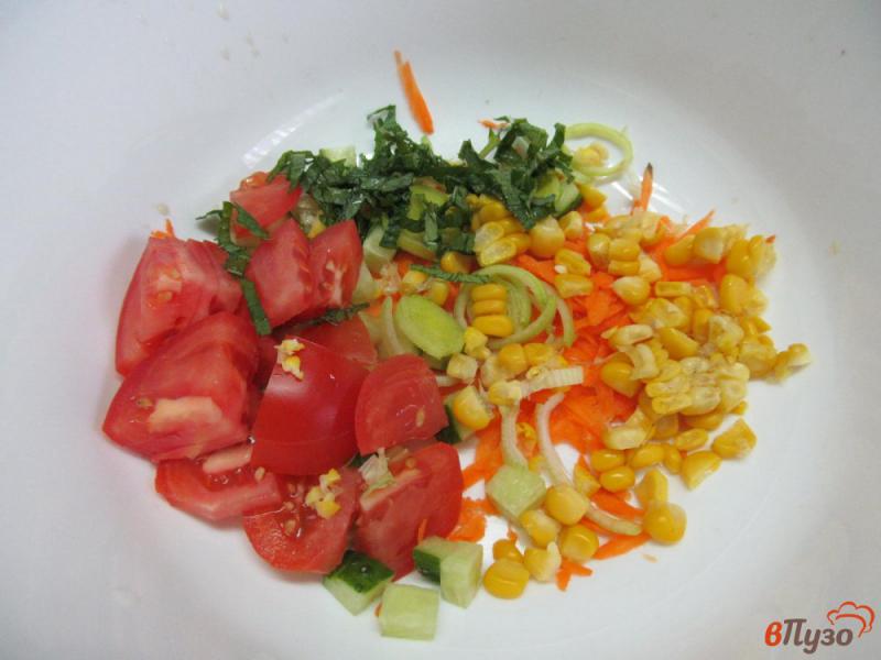 Фото приготовление рецепта: Овощной салат с кукурузой и помидором шаг №3