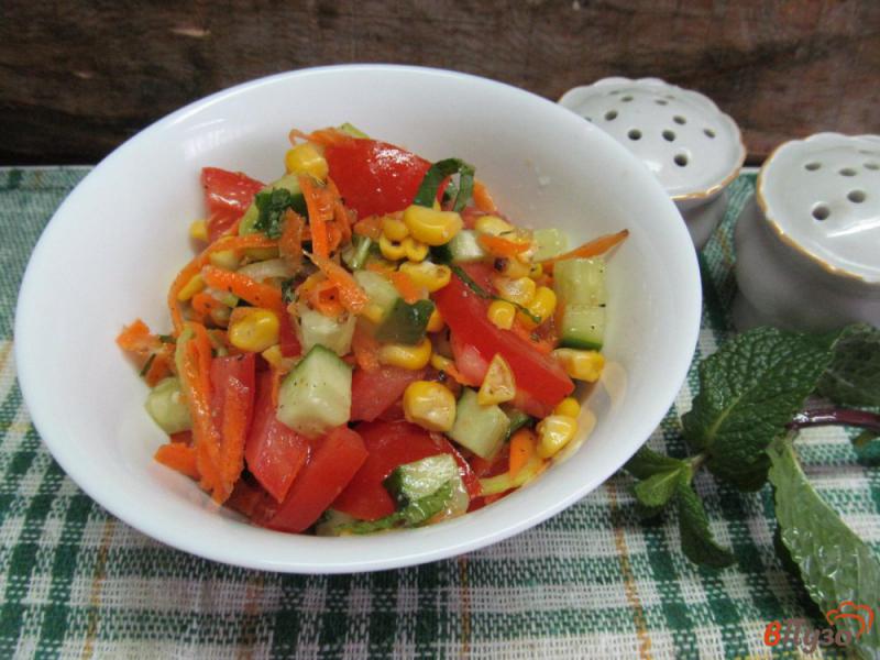 Фото приготовление рецепта: Овощной салат с кукурузой и помидором шаг №5