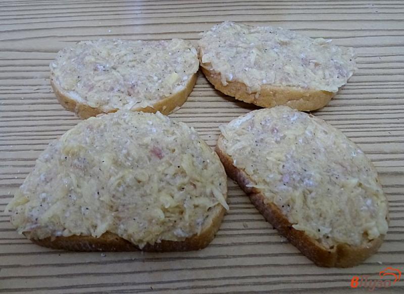 Фото приготовление рецепта: Бутерброды с картофелем и фаршем шаг №5