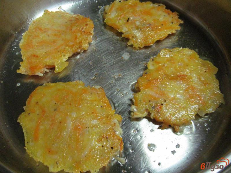 Фото приготовление рецепта: Оладьи из тыквы и картофеля шаг №5