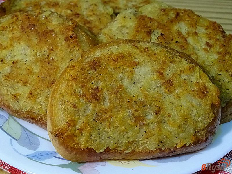 Фото приготовление рецепта: Бутерброды с картофелем и фаршем шаг №7