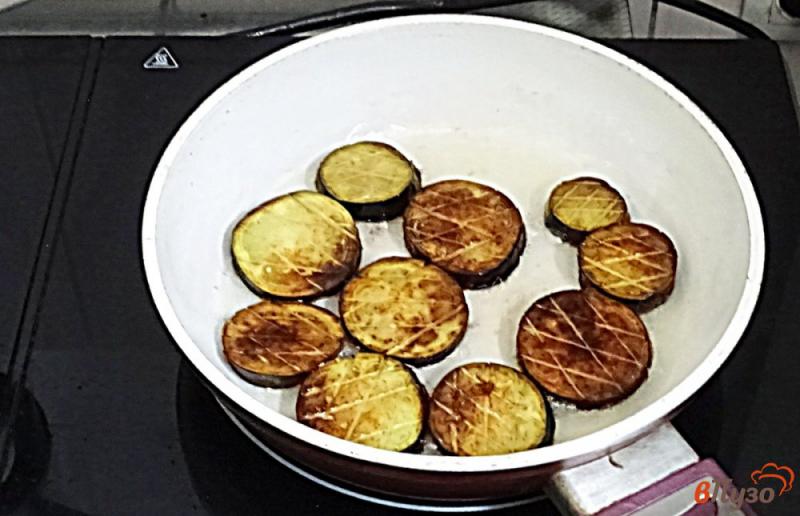 Фото приготовление рецепта: Бутерброды с баклажанами и помидорами шаг №3
