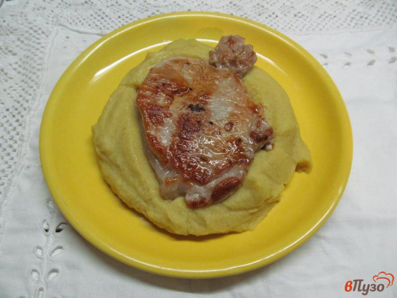 Фото приготовление рецепта: Полента со свиным стейком и салатом шаг №6